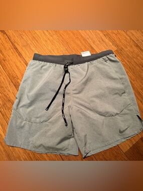 Nike Stride 7” Men's Light Gray Athletic Training Shorts with Black Drawstring